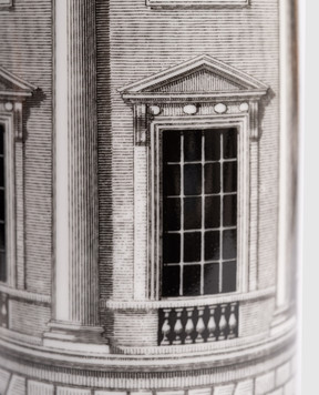 Fornasetti Ароматична свічка - NEL MENTRE - Architettura Décor в порцеляновому свічнику FPT419XIM