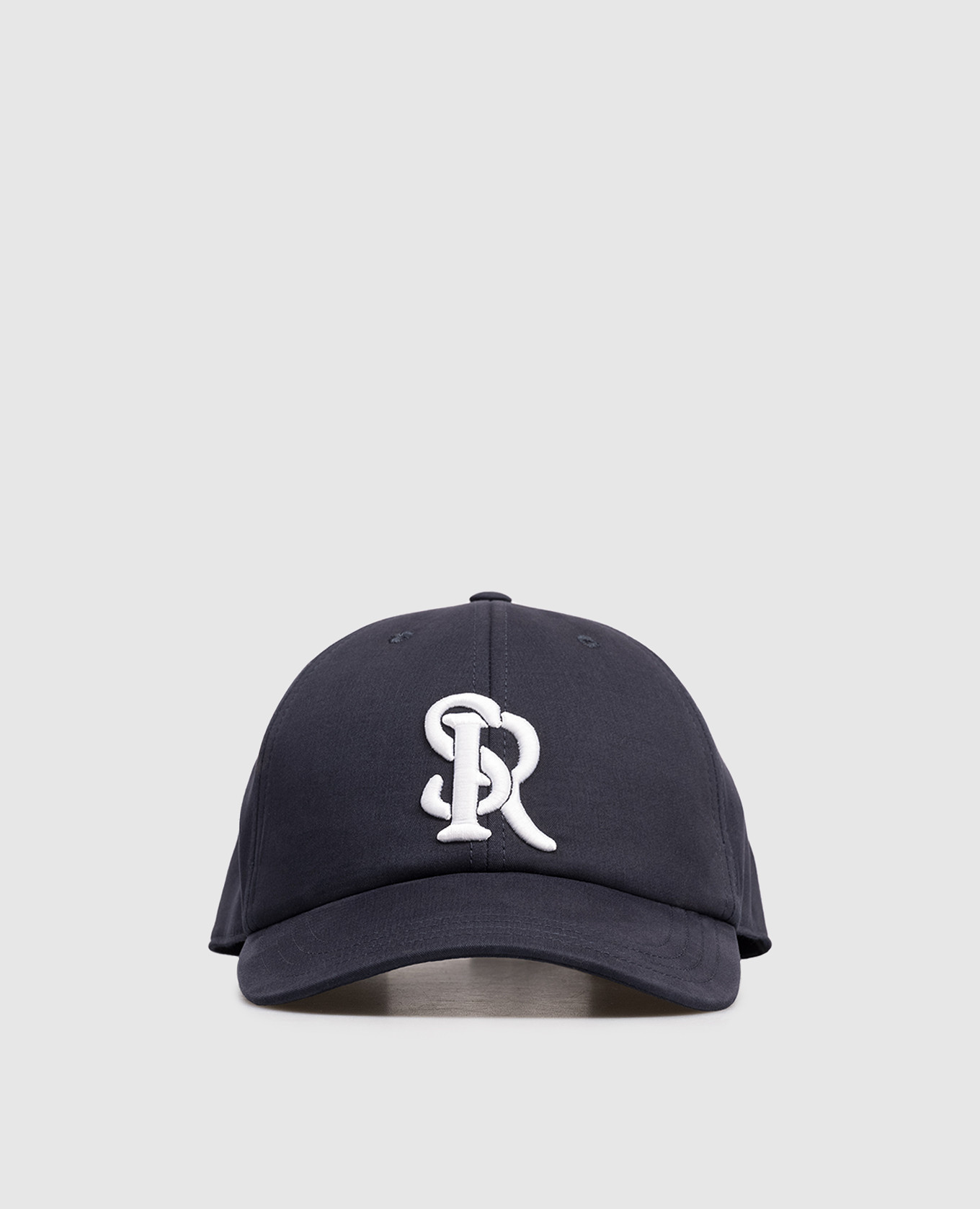 Голубая кепка с контрастной монограммой логотипа