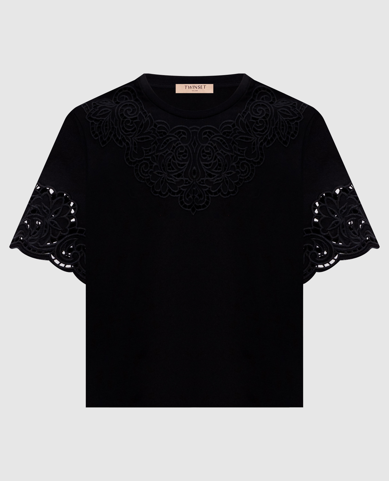 Черная футболка с вышивкой ришелье