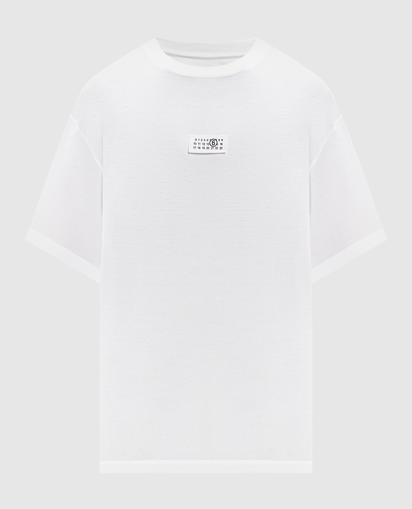 Белая футболка с нашивкой логотипа