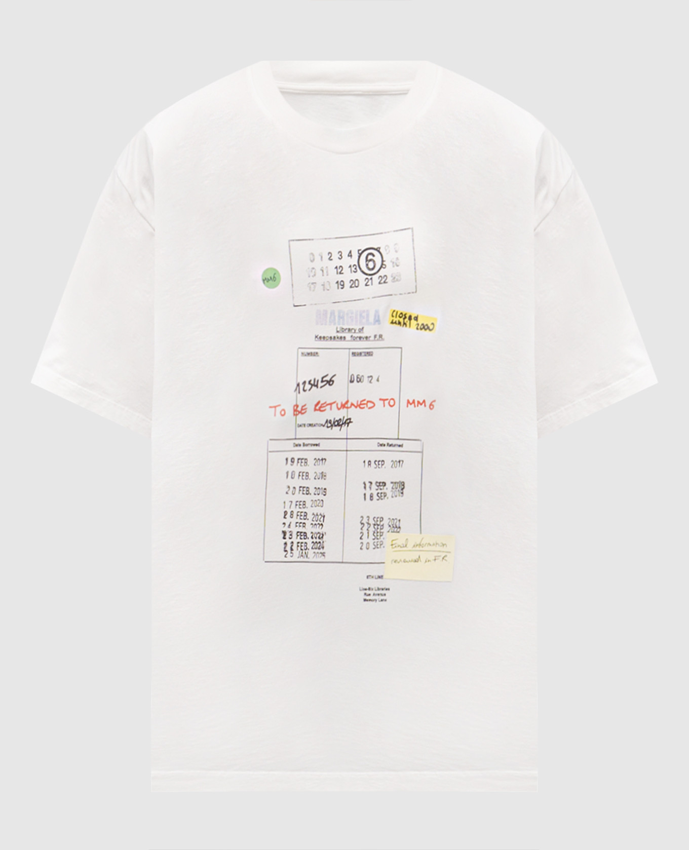 Белая футболка с брендовым принтом