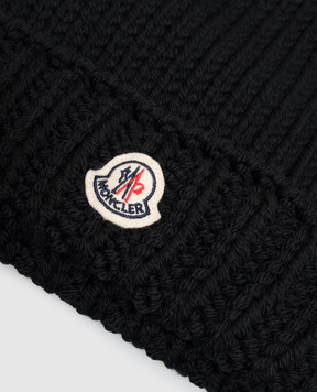 Moncler ENFANT Детская черная шапка с нашивкой логотипа L29543B00017M1172