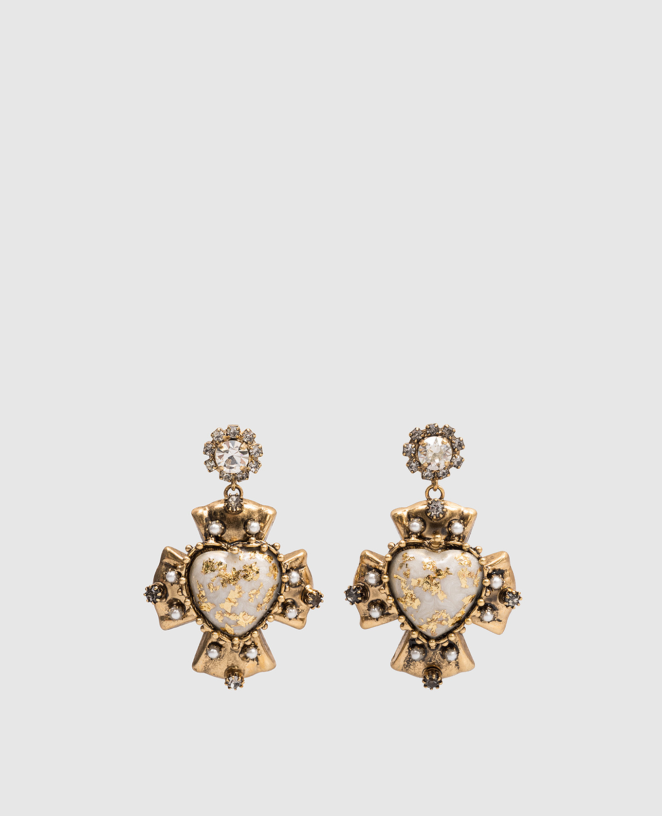 Золотые серьги в форме сердца с кристаллами