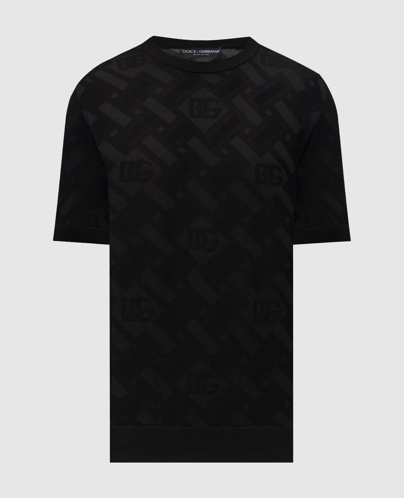 Черная футболка с шелком в логотип шаблон