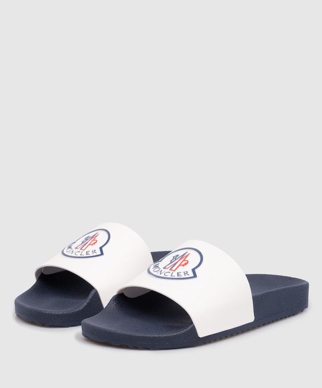 Moncler ENFANT Детские белые шлепанцы с фактурным логотипом L19544C00010M4225 изображение 2