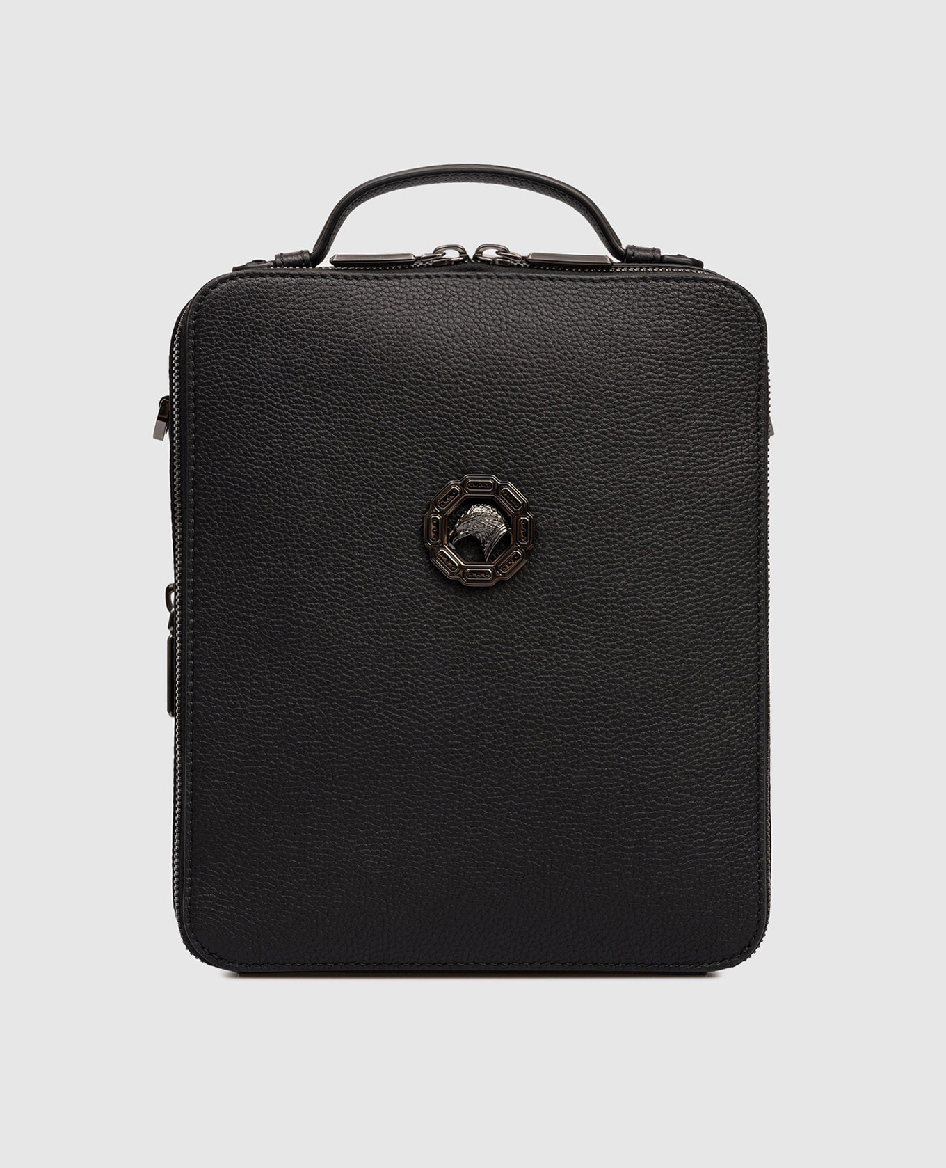 Кожаная сумка черного цвета с эмблемой