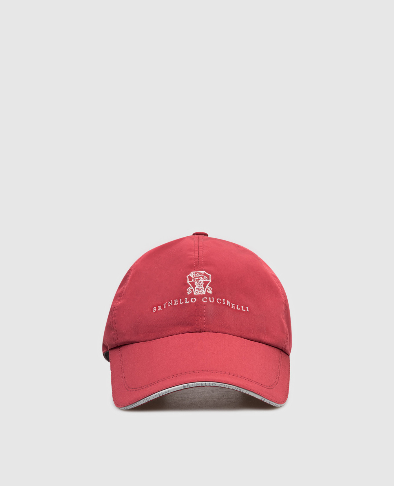 Красная кепка с вышивкой логотипа