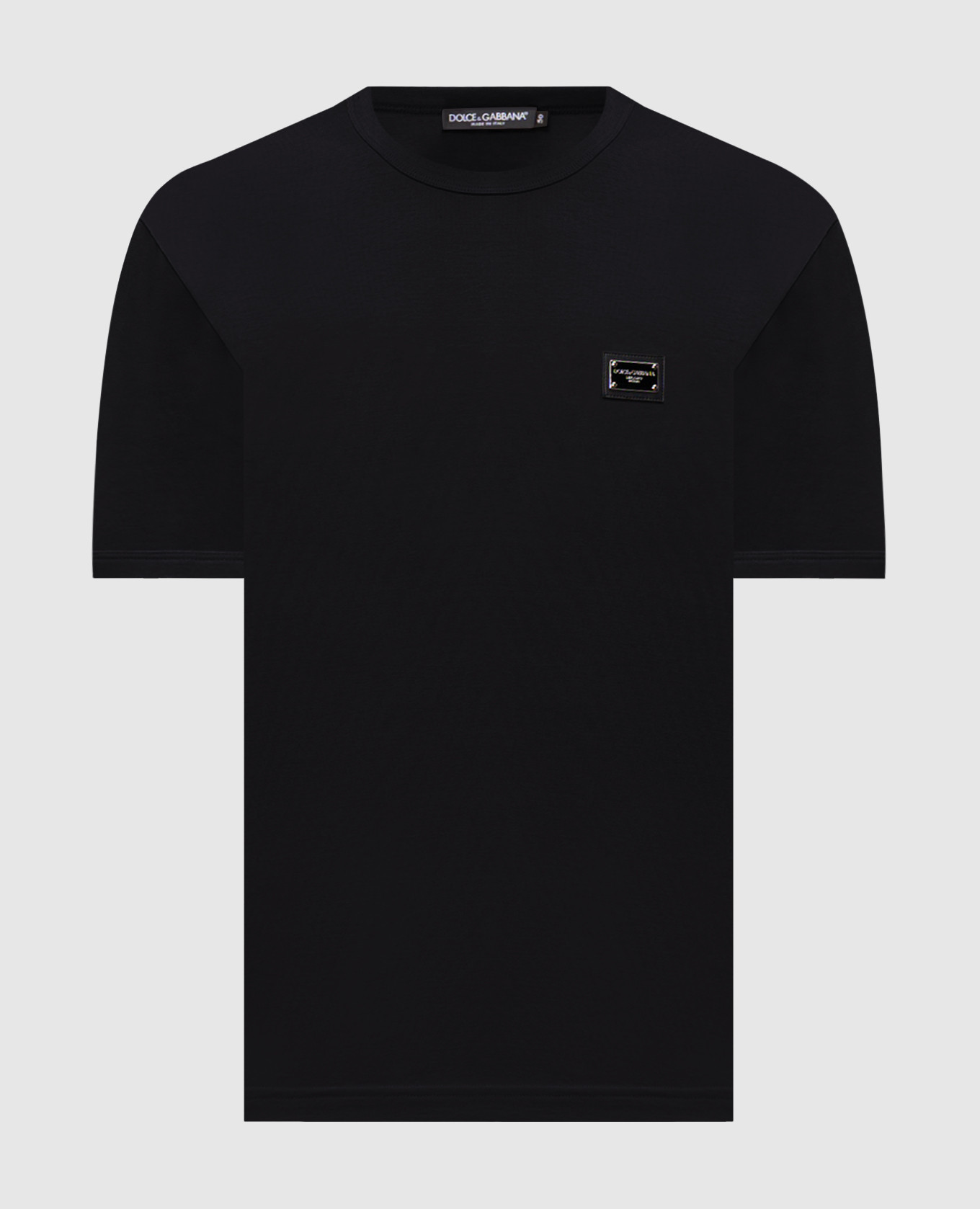 Черная футболка с металлической пластиной