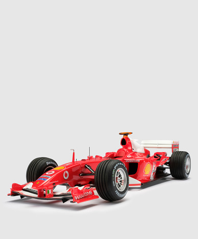 Красный сувенир в форме автомобиля Ferrari F2004