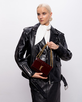 Saint Laurent Бордовая кожаная лакированная сумка KATE с тиснением под кожу крокодила 851504AAGKR