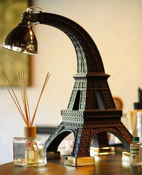 Qeeboo Чорна настільна лампа Paris M у формі ейфелевої вежі 33001BL