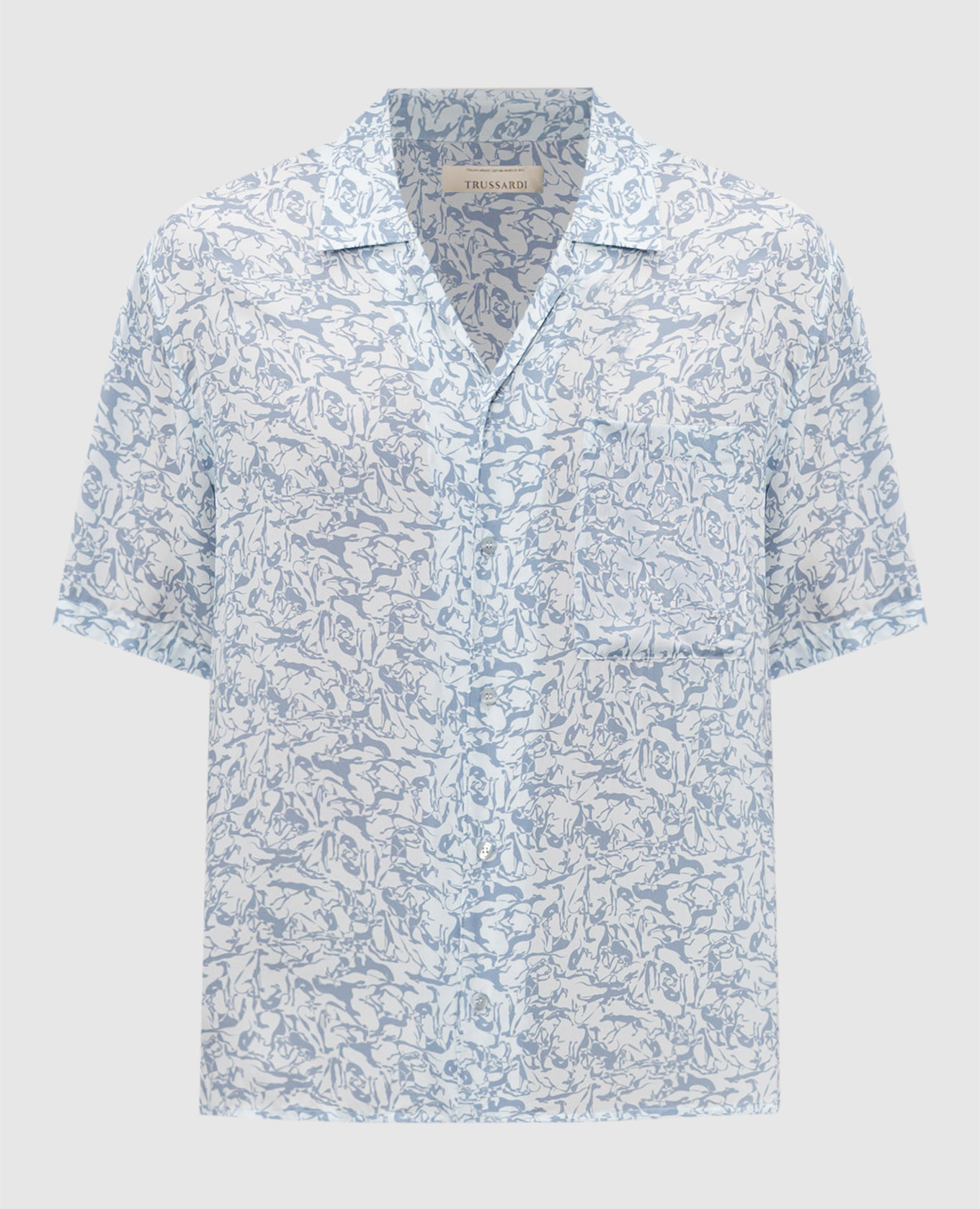 Голубая рубашка в брендовый принт