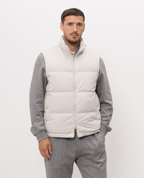 Brunello Cucinelli Пуховой жилет серого цвета MV4081611