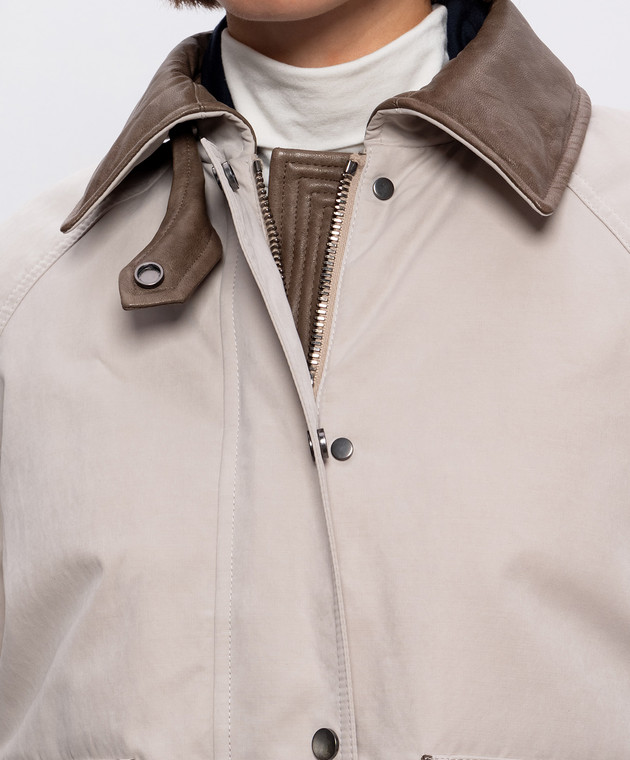 Brunello Cucinelli Бежевая пуховая куртка с кожаным воротником MG5457551P изображение 5