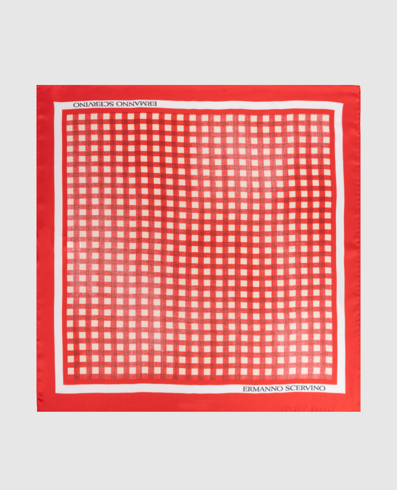 Красный платок из шелка в клетку