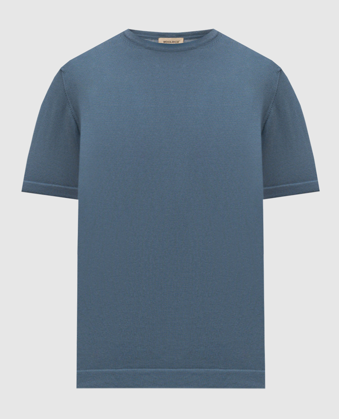 Голубая футболка с нашивкой логотипа