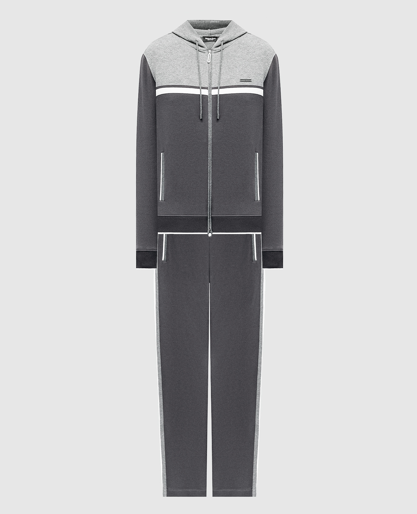 Серый противный костюм