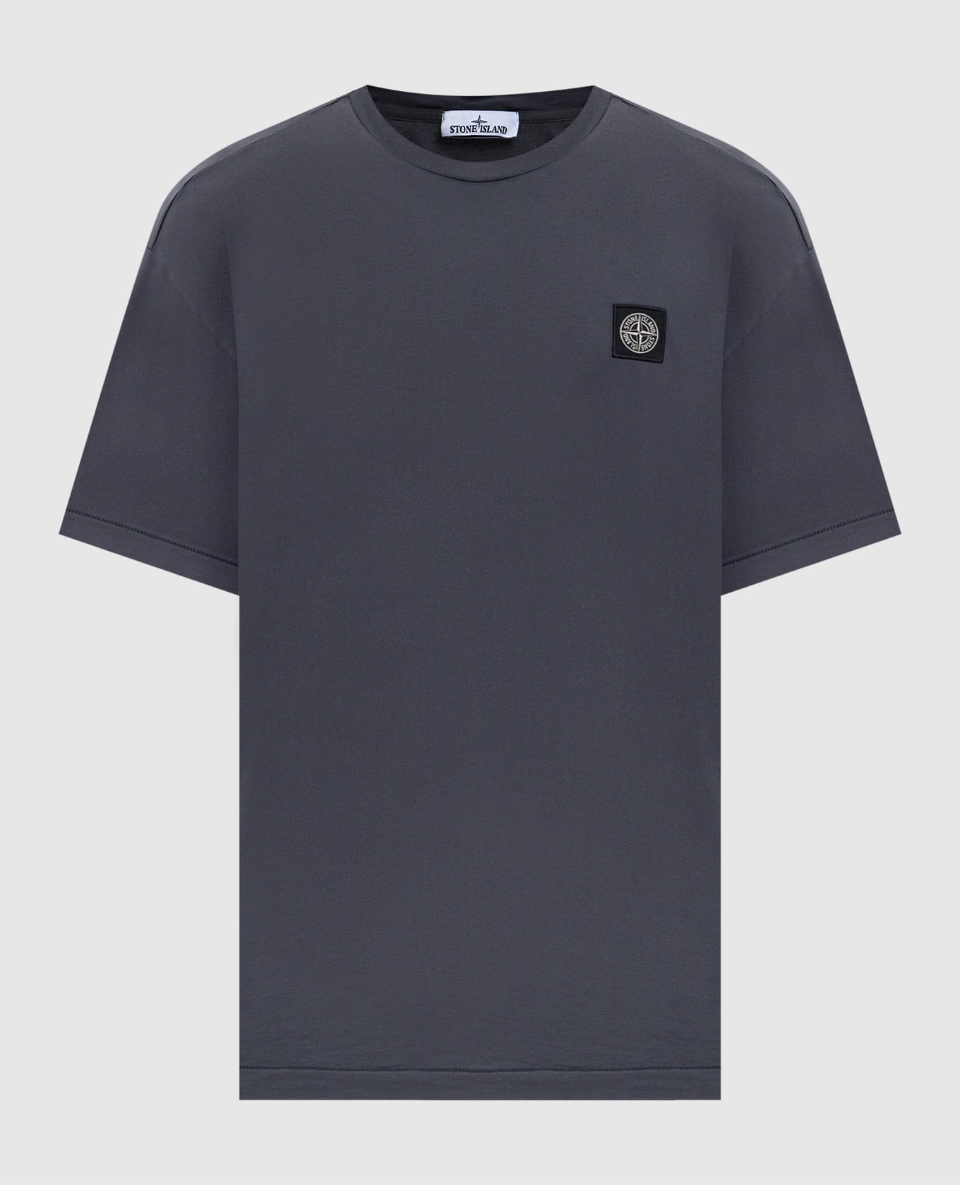 Серая футболка с нашивкой логотипа