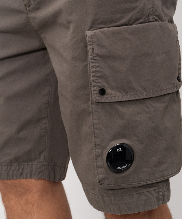 C.P. Company Сірі шорти-карго з фактурним патчем логотипа MBE245A110340O зображення 5
