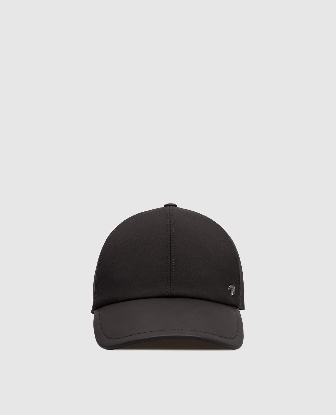 Черная кепка с кожаным козырьком с эмблемой