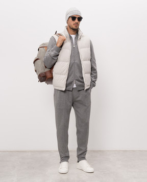 Brunello Cucinelli Пуховой жилет серого цвета MV4081611