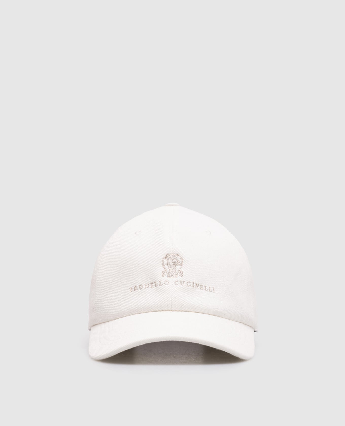 Белая кепка с вышивкой логотипа