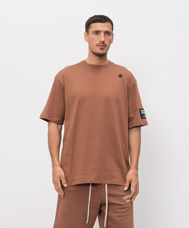 Comme des Fuckdown Коричнева футболка з вишивкою емблеми FMS6CFABM01981 зображення 3