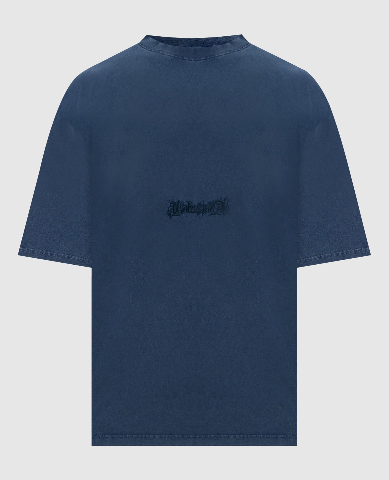 Синяя футболка с логотипом