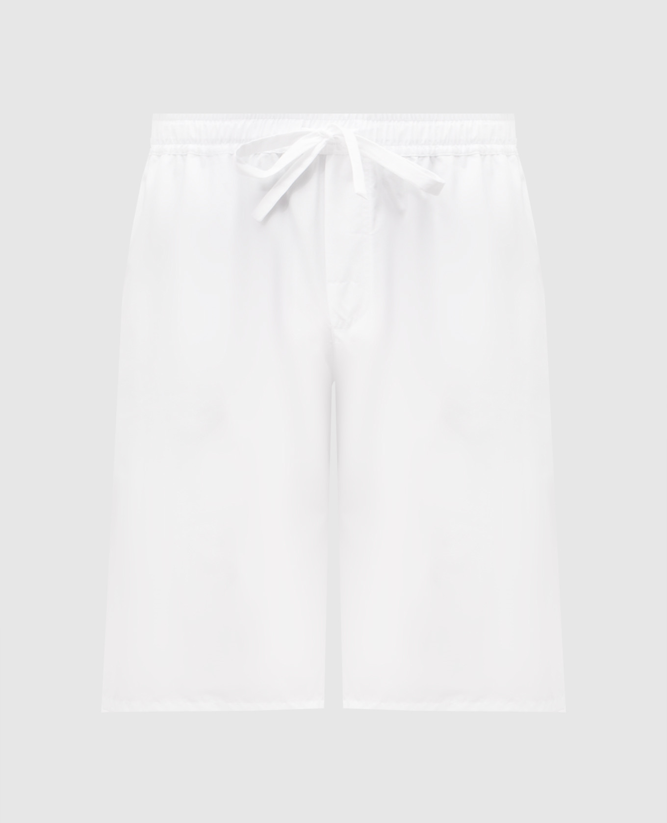 Белые шорты с нашивкой логотипа
