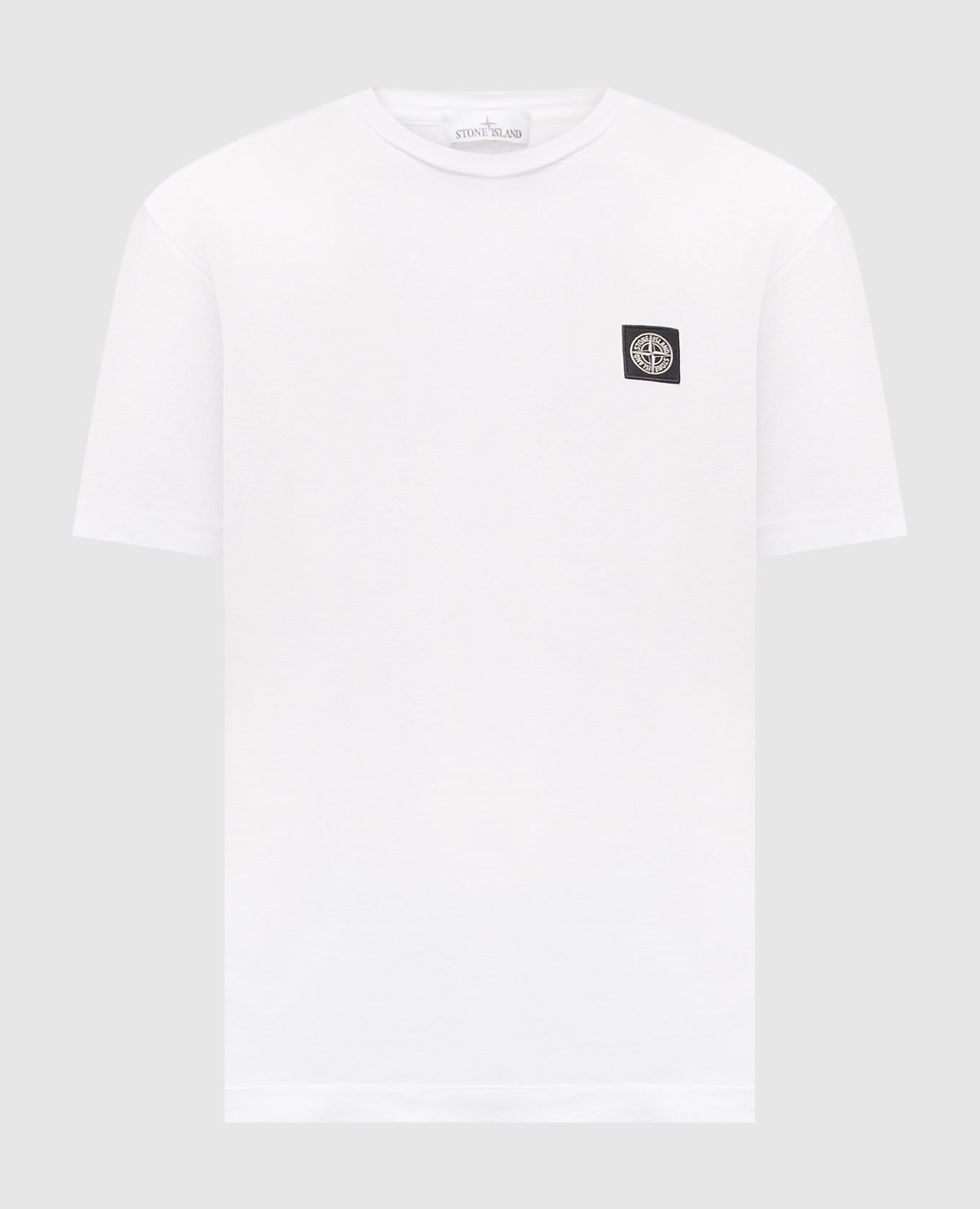 Белая футболка с нашивкой логотипа