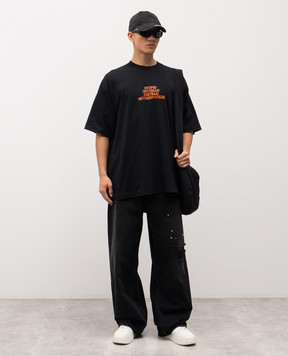 Vetements Черная футболка с контрастным принтом ME76TR221B