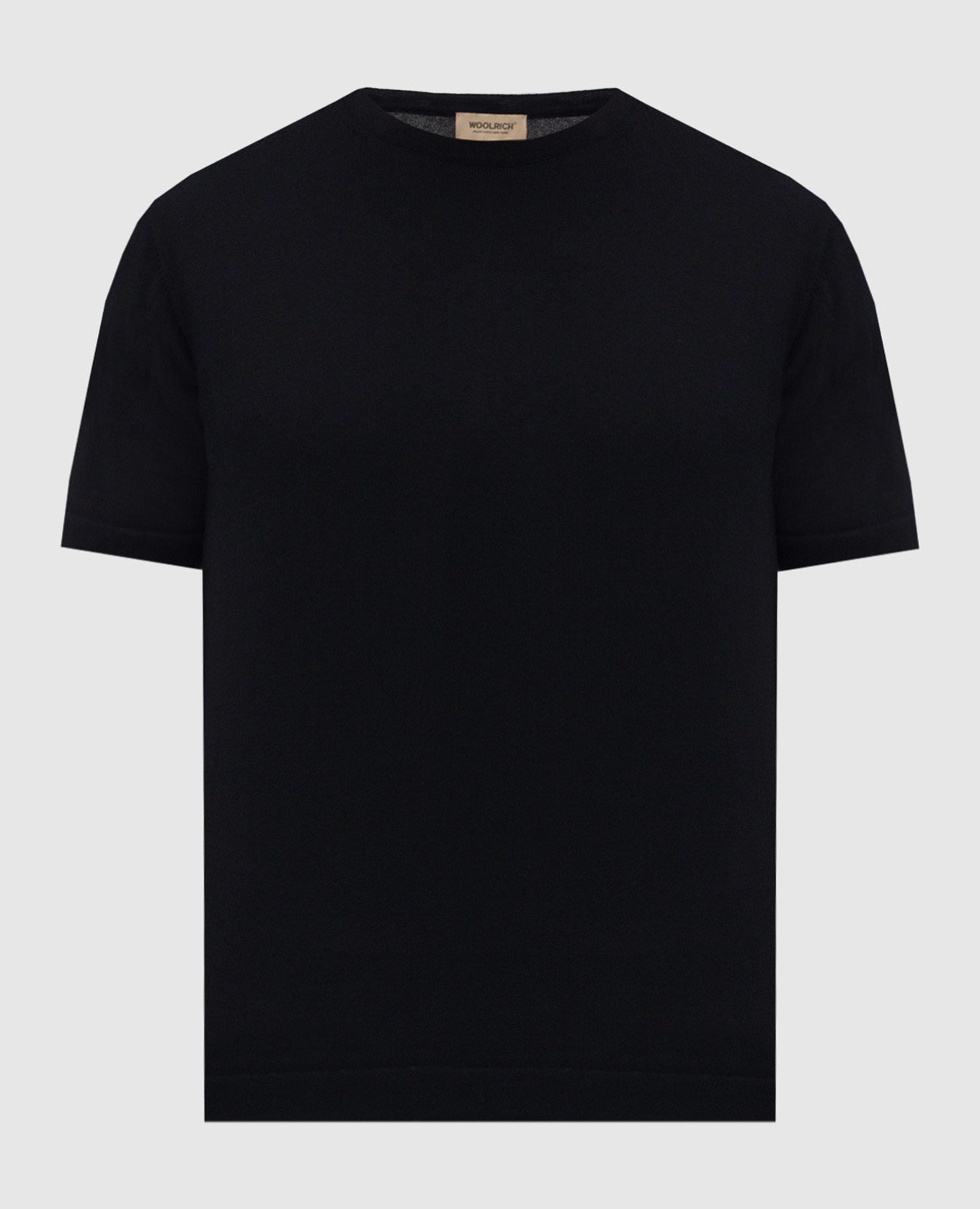 Темно-синяя футболка с нашивкой логотипа