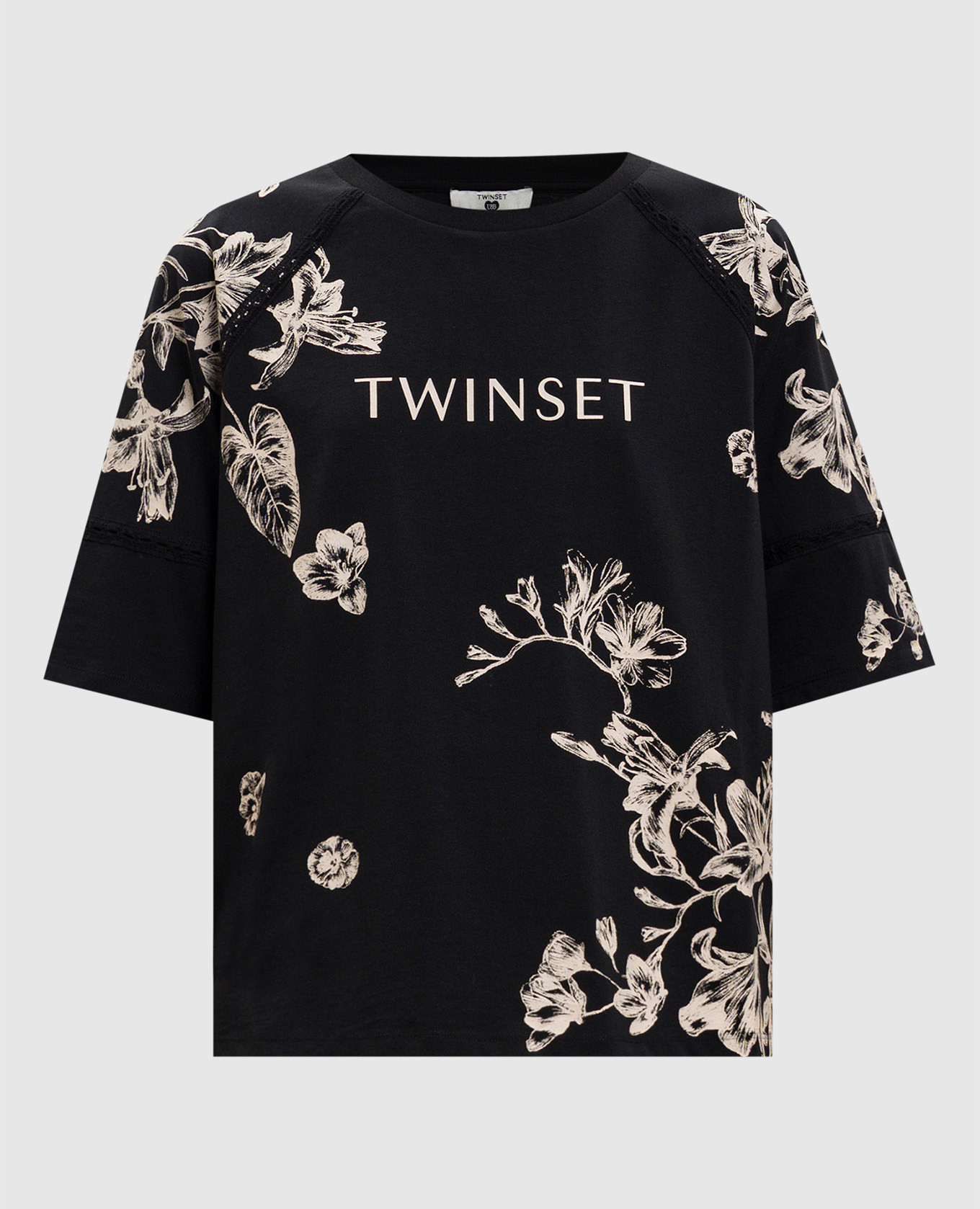 Черная футболка с цветочным принтом