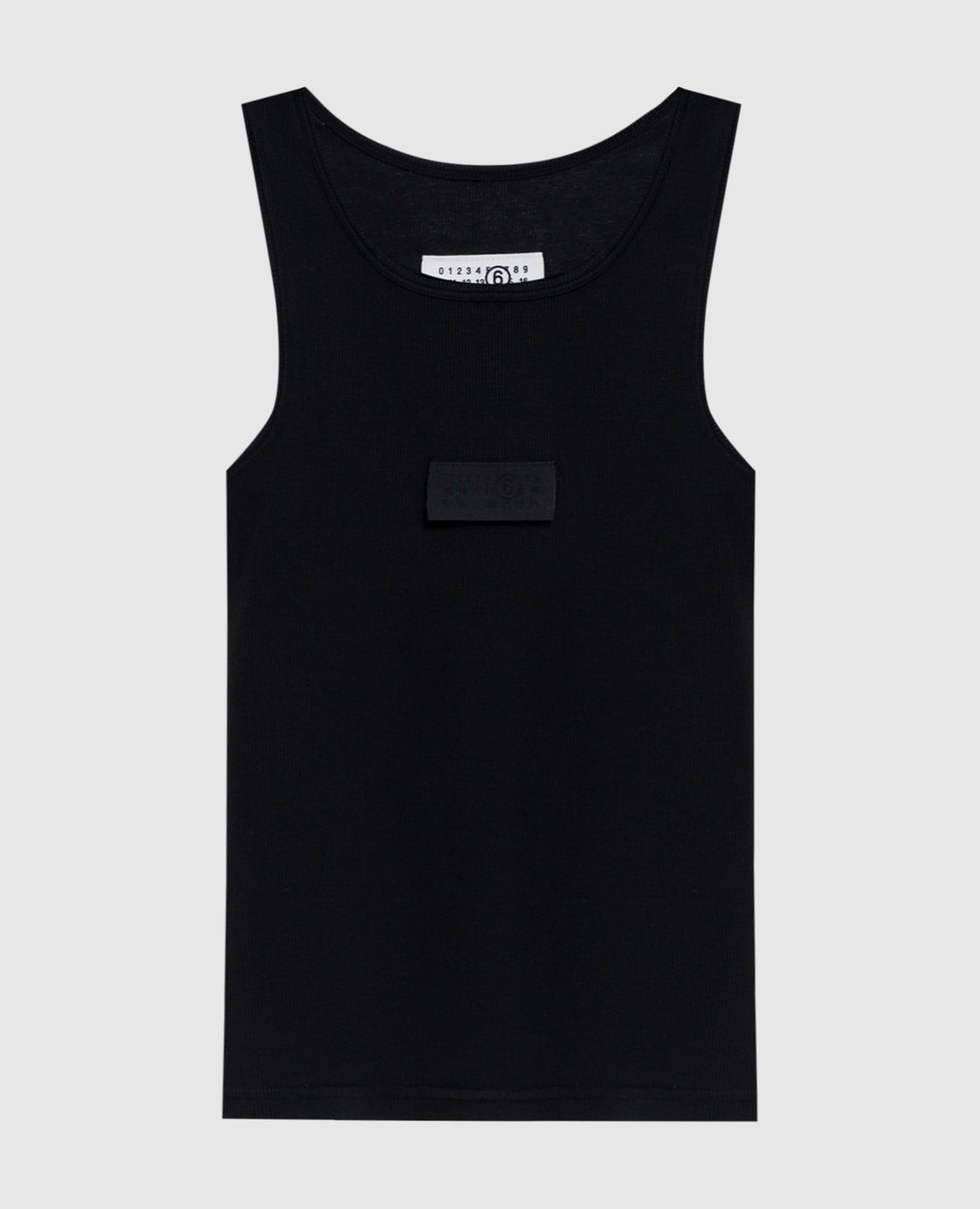 Черный топ в рубчике с нашивкой эмблемы