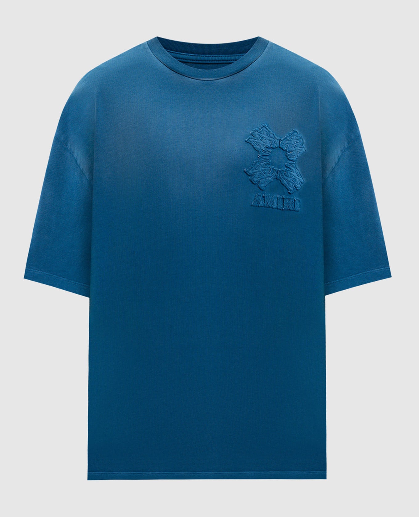 Синяя футболка с логотипом и логотипом