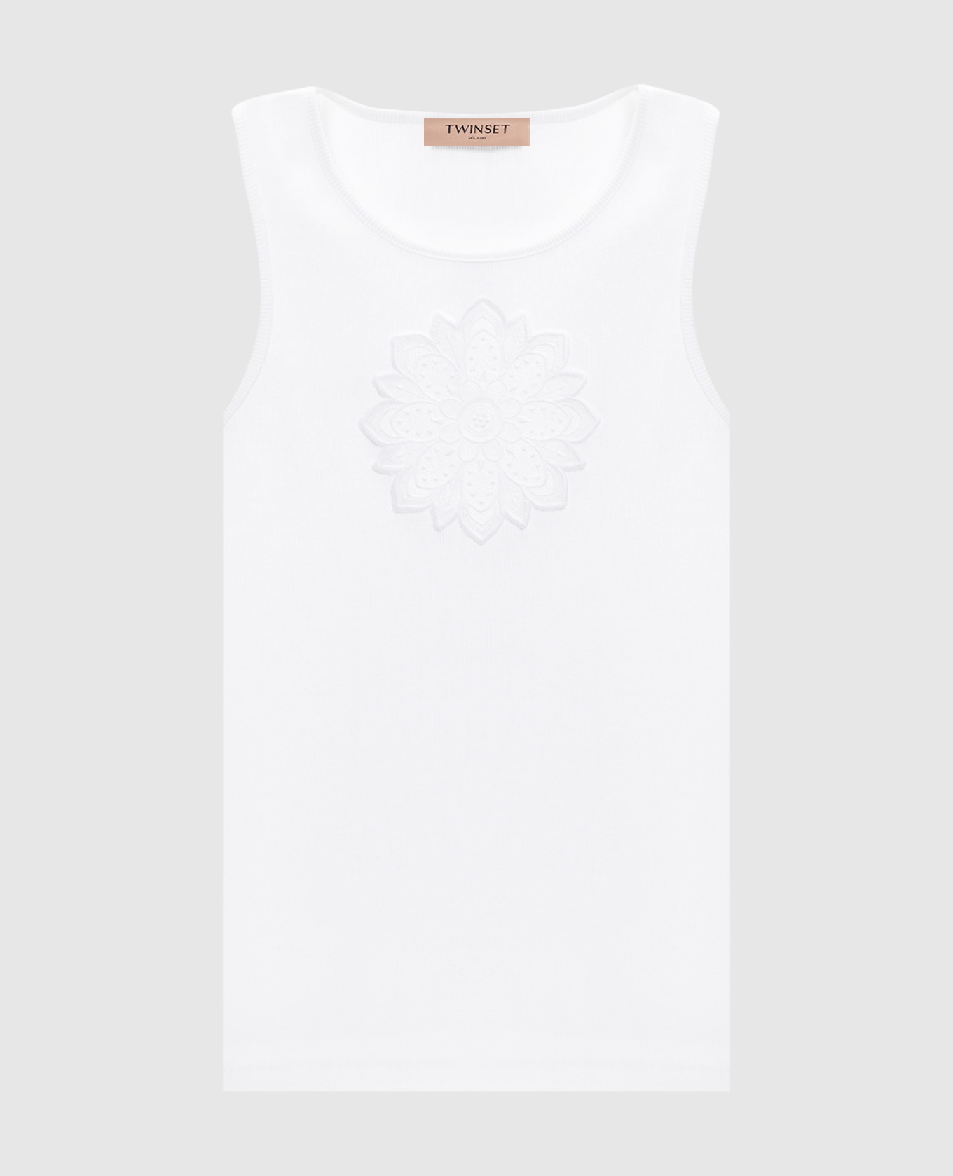 Белый топ в рубке с логотипом