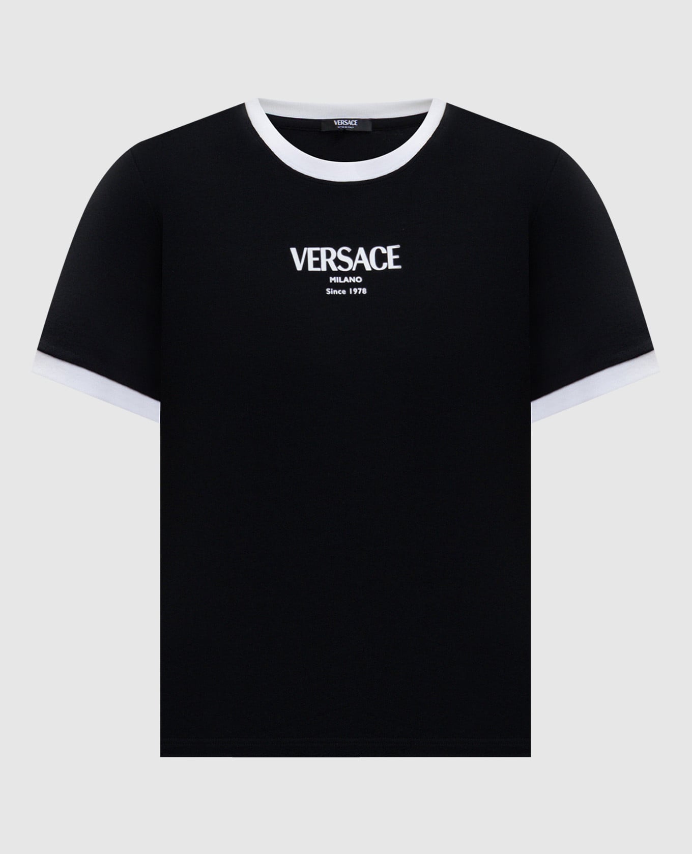 Черная футболка с принтом логотипа