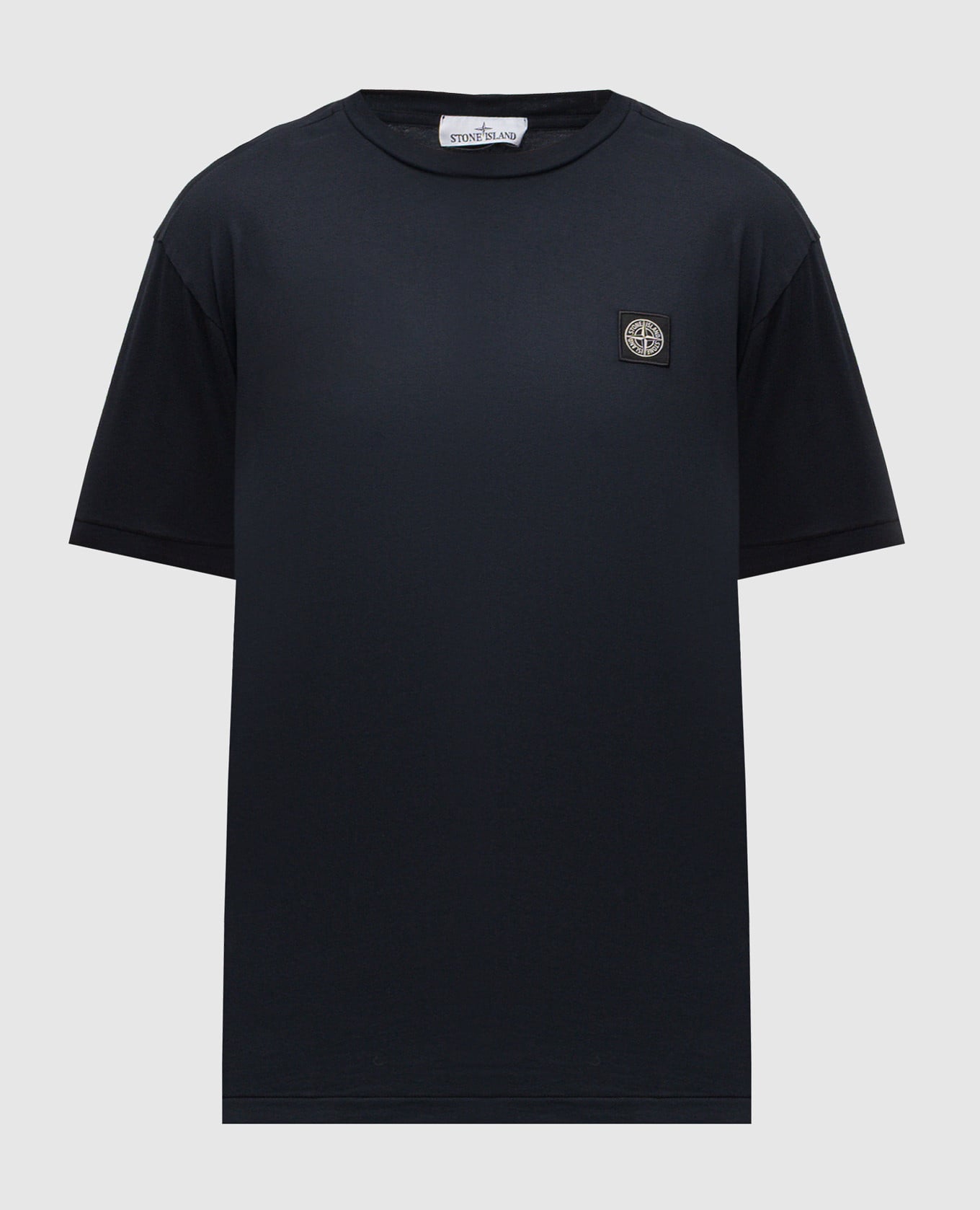 Голубая футболка с нашивкой логотипа