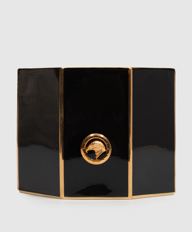 Ароматизированная свеча Gold & BLACK в фарфоровом подсвечнике