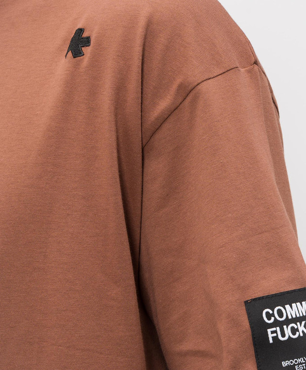 Comme des Fuckdown Коричнева футболка з вишивкою емблеми FMS6CFABM01981 зображення 5