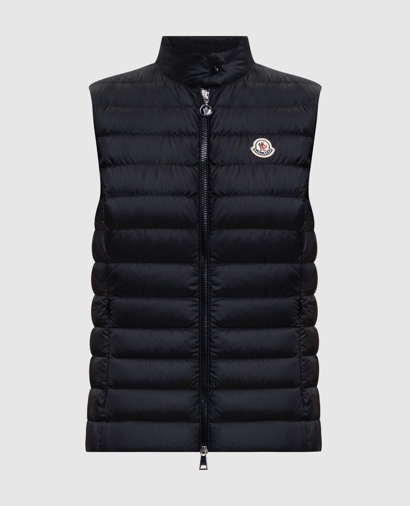 Черный пуховой жилет нашивкой логотипа
