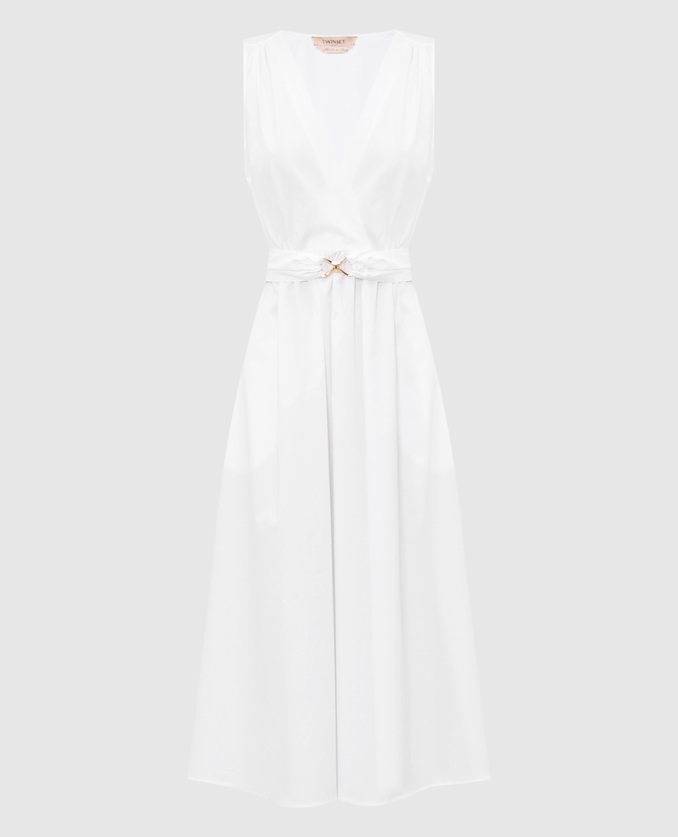 Белое платье с металлическим логотипом